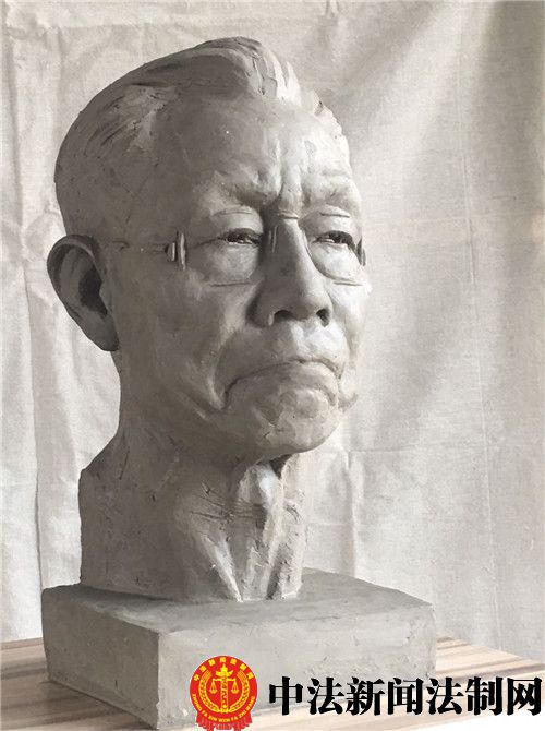 以艺战“疫”  雕塑家李庆芳为钟南山院士等塑像
