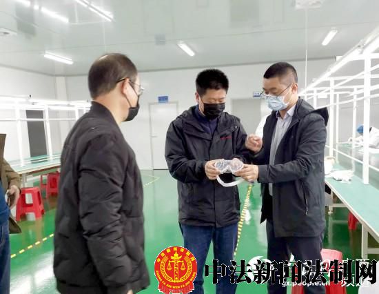 广西药监局桂林检查分局工作人员深入企业检查医用隔离眼罩生产情况。广西药监局供图